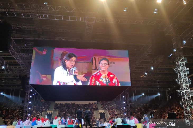 Menteri Keuangan Sri Mulyani (kiri) dan Menteri Kelautan dan Perikanan Susi Pudjiastuti saat menjadi pembicara di Ignite The Nation di Istora Senayan, Minggu, (18/8/2019). (Sumber foto: ANTARA News/Natisha Andarningtyas) Menteri Keuangan Sri Mulyani (kiri) dan Menteri Kelautan dan Perikanan Susi Pudjiastuti saat menjadi pembicara di Ignite The Nation di Istora Senayan, Minggu, (18/8/2019). (Sumber foto: ANTARA News/Natisha Andarningtyas)