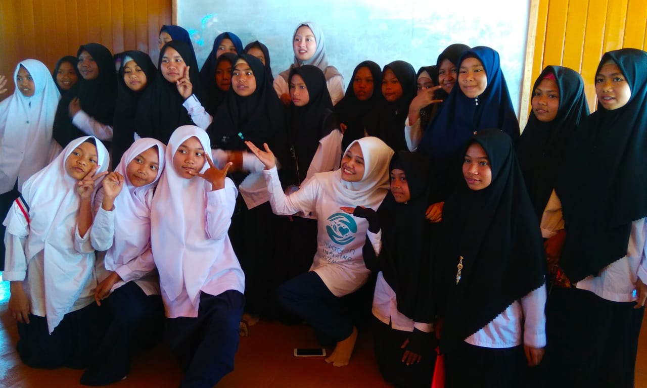 Gitsav bersama siswa Pondok Pesantren Assyafiiyah, desa Menggala, kabupaten Lombok Utara. Gitsav bersama siswa Pondok Pesantren Assyafiiyah, desa Menggala, kabupaten Lombok Utara.