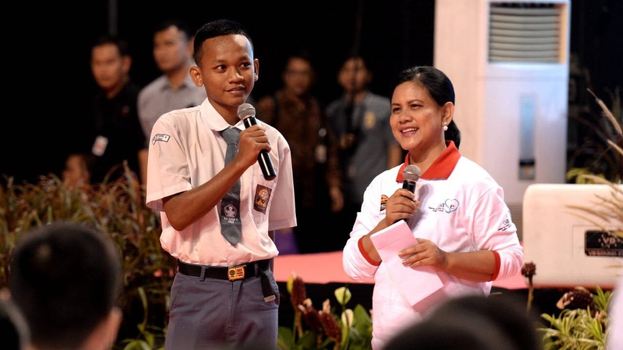 Ibu Iriana Joko Widodo sedang memberikan kuis kepada seorang siswa SMK. (Foto: Biro Setpres) Ibu Iriana Joko Widodo sedang memberikan kuis kepada seorang siswa SMK. (Foto: Biro Setpres)