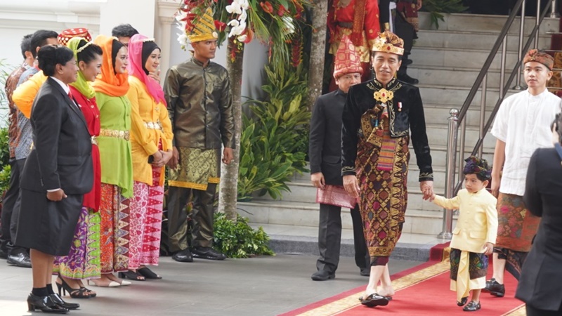 Jan Ethes dan Gibran Rakabumin kompak jadi anggota Gucci Gang (Foto : Asep/GenPI.co) Jan Ethes dan Gibran Rakabumin kompak jadi anggota Gucci Gang (Foto : Asep/GenPI.co)