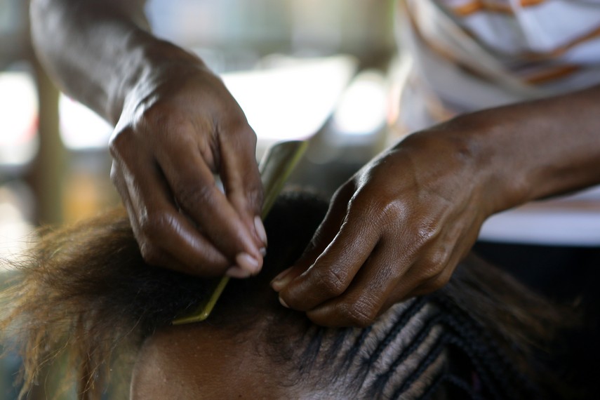 Anyam rambut Papua, jadi kebanggaan wanita di Pulau paling Timur Indonesia (Foto : Galeri Indonesia Kaya) Anyam rambut Papua, jadi kebanggaan wanita di Pulau paling Timur Indonesia (Foto : Galeri Indonesia Kaya)