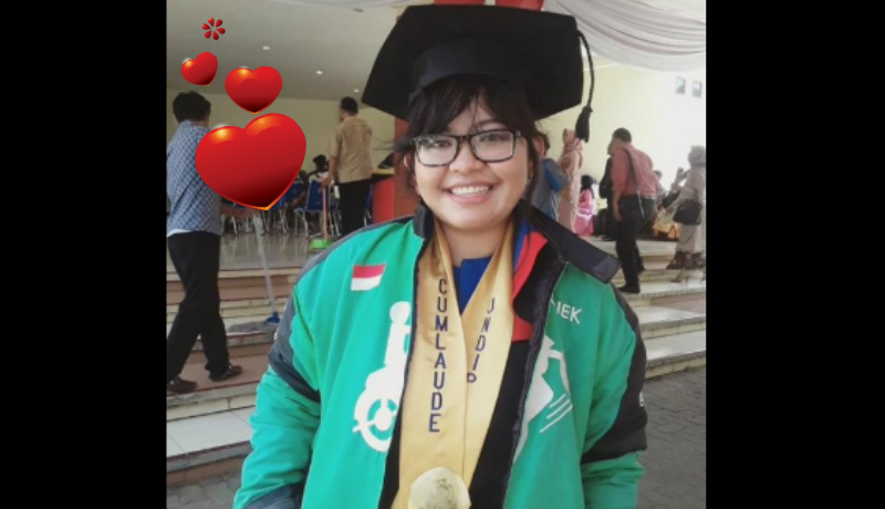 Gadis cantik ini lulusan UNDIP Semarang, Cum Laude, dan semangat jadi driver ojol. Sungguh inspiratif! (Foto : Istimewa) Gadis cantik ini lulusan UNDIP Semarang, Cum Laude, dan semangat jadi driver ojol. Sungguh inspiratif! (Foto : Istimewa)