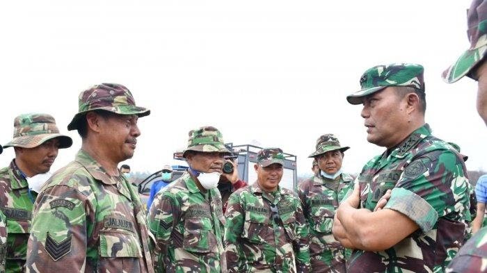 Kepala Staf Umum TNI, Letjen TNI Joni Supriyanto (kanan) meninjau Satgas Karthutla Riau, Sabtu (10/8). (Foto: Puspen TNI). Kepala Staf Umum TNI, Letjen TNI Joni Supriyanto (kanan) meninjau Satgas Karthutla Riau, Sabtu (10/8). (Foto: Puspen TNI).