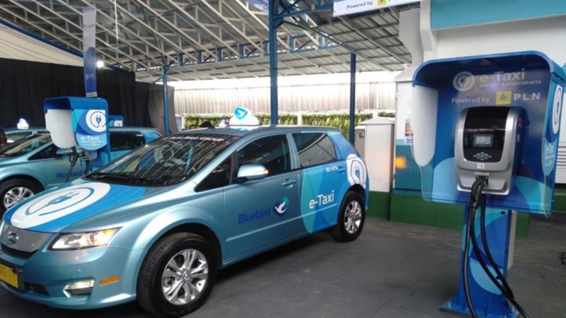 Raksi listrik Blue Bird sudah bisa dipesan dari Bandara Soetta (foto: Antara) Raksi listrik Blue Bird sudah bisa dipesan dari Bandara Soetta (foto: Antara)