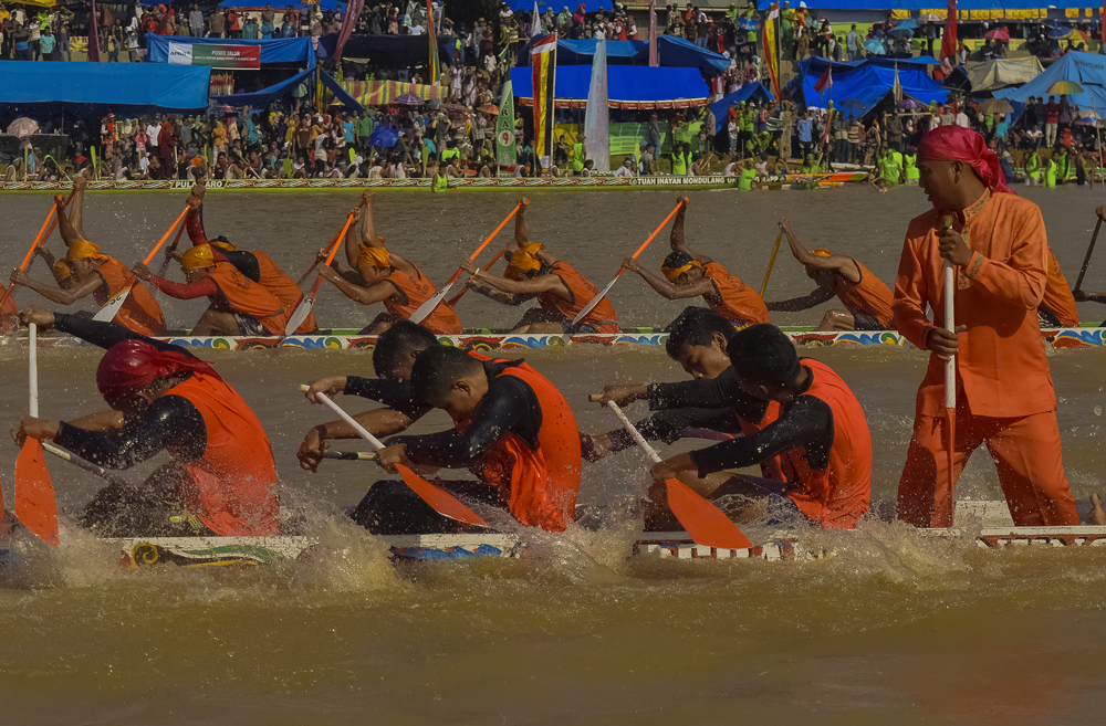 Festival Pacu Jalur di Tepian Narosa, Sungai Batang Kuantan, Teluk Kuantan, Riau (Foto: Heru/GenPI.co) Festival Pacu Jalur di Tepian Narosa, Sungai Batang Kuantan, Teluk Kuantan, Riau (Foto: Heru/GenPI.co)