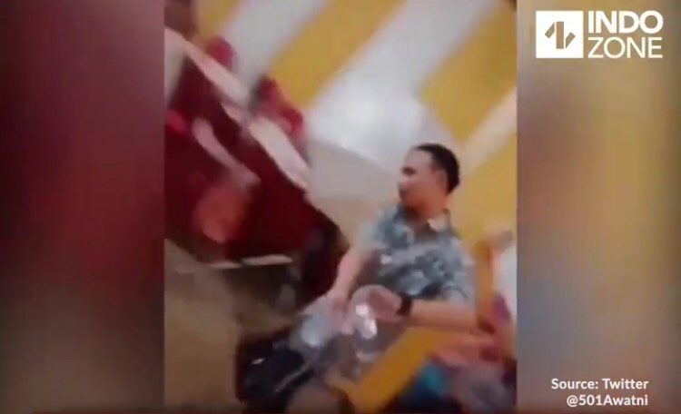 Kesal ditinggal mantan, beredar video cuci tangan setelah salaman dengan mantan yang menikah (Foto : Istimewa) Kesal ditinggal mantan, beredar video cuci tangan setelah salaman dengan mantan yang menikah (Foto : Istimewa)