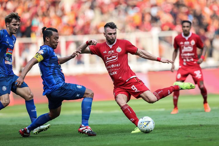 Persija Jakarta gagal keluar dari zona degradasi sebab skor imbang melawan Madura United di Liga 1, Jumat (16/8) (Foto : Kompas) Persija Jakarta gagal keluar dari zona degradasi sebab skor imbang melawan Madura United di Liga 1, Jumat (16/8) (Foto : Kompas)