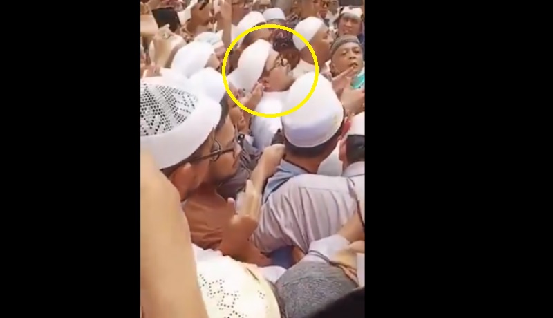 Habib Rizieq Shihab diketahui pemimpin doa pemakaman Mbah Maimun Zubair di Makkah (Foto : Istimewa) Habib Rizieq Shihab diketahui pemimpin doa pemakaman Mbah Maimun Zubair di Makkah (Foto : Istimewa)