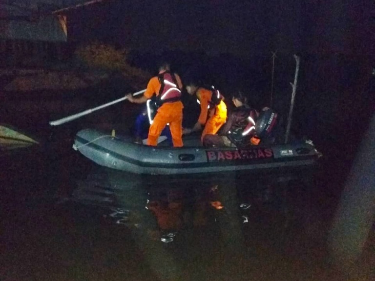 Tim SAR mencari Bambang pada Minggu (11/8) malam. (Foto: Tim Sar Tanjungpinang). Tim SAR mencari Bambang pada Minggu (11/8) malam. (Foto: Tim Sar Tanjungpinang).