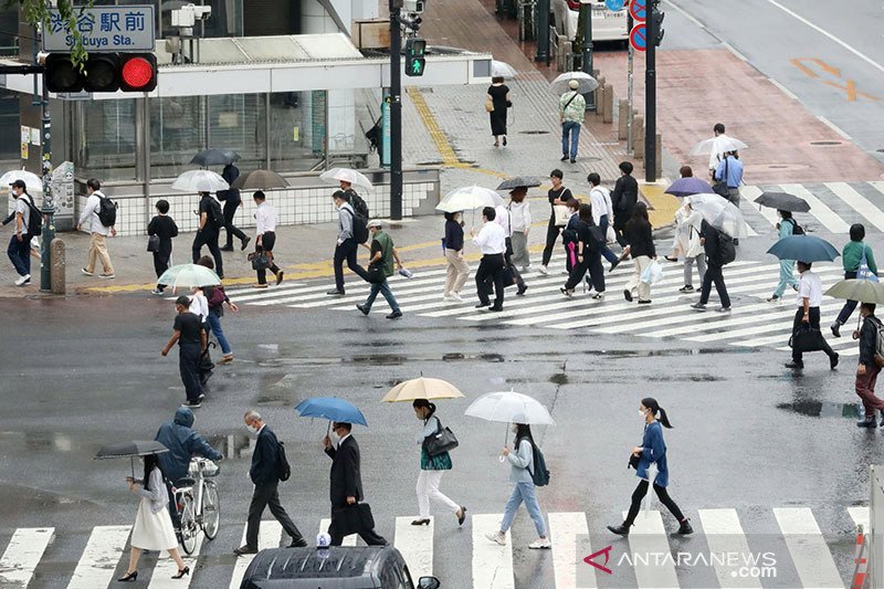 Para warga dengan memakai masker terlihat berjalan di Penyeberangan Shibuya di Shibuya Ward, Tokyo. (Foto: Antara/Reuters/The Yomiuri Shimbun/Ryohei Moriya/nz/cfo/am) Para warga dengan memakai masker terlihat berjalan di Penyeberangan Shibuya di Shibuya Ward, Tokyo. (Foto: Antara/Reuters/The Yomiuri Shimbun/Ryohei Moriya/nz/cfo/am)