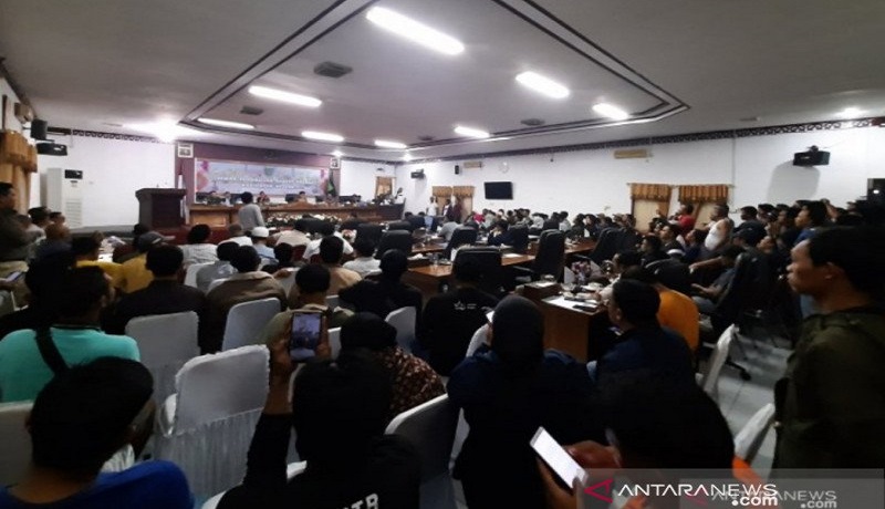 Warga memadati kantor DPRD Natuna, Kepri terkait kabar pemulangan WNI dari China ke daerah tersebut. Foto: Antara Warga memadati kantor DPRD Natuna, Kepri terkait kabar pemulangan WNI dari China ke daerah tersebut. Foto: Antara