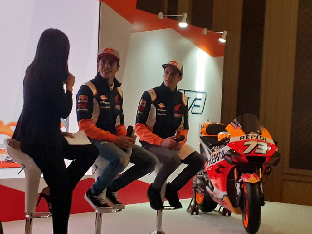 Marc Marquez dan adiknya Alex Marquez mengaku akan berkompetisi satu sama lain. (Foto: Dok. GenPI.co) Marc Marquez dan adiknya Alex Marquez mengaku akan berkompetisi satu sama lain. (Foto: Dok. GenPI.co)