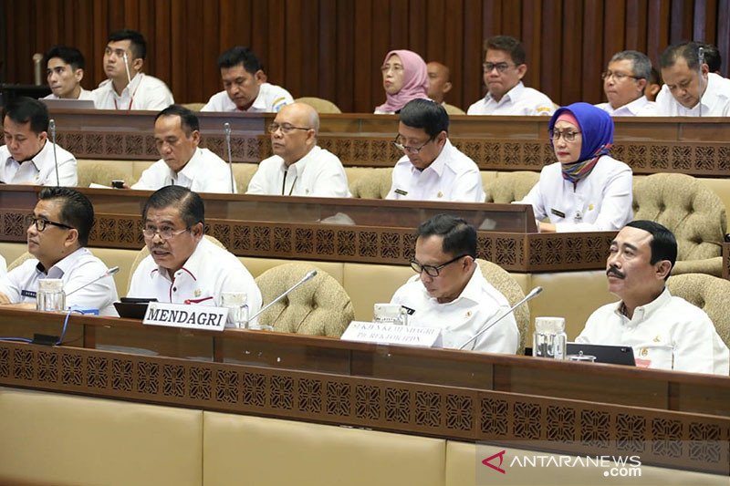 Menteri Dalam Negeri (Mendagri) Tito Karnavian (Kedua Kanan) didampingi Sekretaris Jenderal Kementerian Dalam Negeri Hadi Prabowo (Pertama Kanan) saat Rapat Dengar Pendapat bersama Komisi II DPR RI di Senayan, Jakarta, Rabu (22/1). (Foto: Antara/HO/Puspen Menteri Dalam Negeri (Mendagri) Tito Karnavian (Kedua Kanan) didampingi Sekretaris Jenderal Kementerian Dalam Negeri Hadi Prabowo (Pertama Kanan) saat Rapat Dengar Pendapat bersama Komisi II DPR RI di Senayan, Jakarta, Rabu (22/1). (Foto: Antara/HO/Puspen