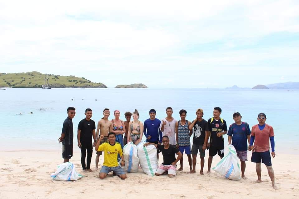 Kegiatan bersih-bersih di Pantai Merah oleh komunitas Kogeta (Foto: dok. Komunitas Kogeta) Kegiatan bersih-bersih di Pantai Merah oleh komunitas Kogeta (Foto: dok. Komunitas Kogeta)