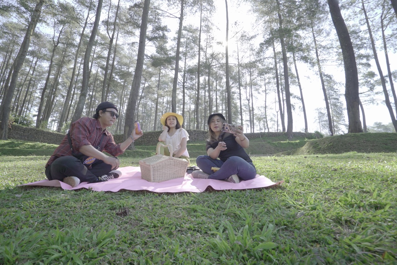 Piknik seru di Orchid Forest Cikole (Foto: Sapta/GenPI.co) Piknik seru di Orchid Forest Cikole (Foto: Sapta/GenPI.co)