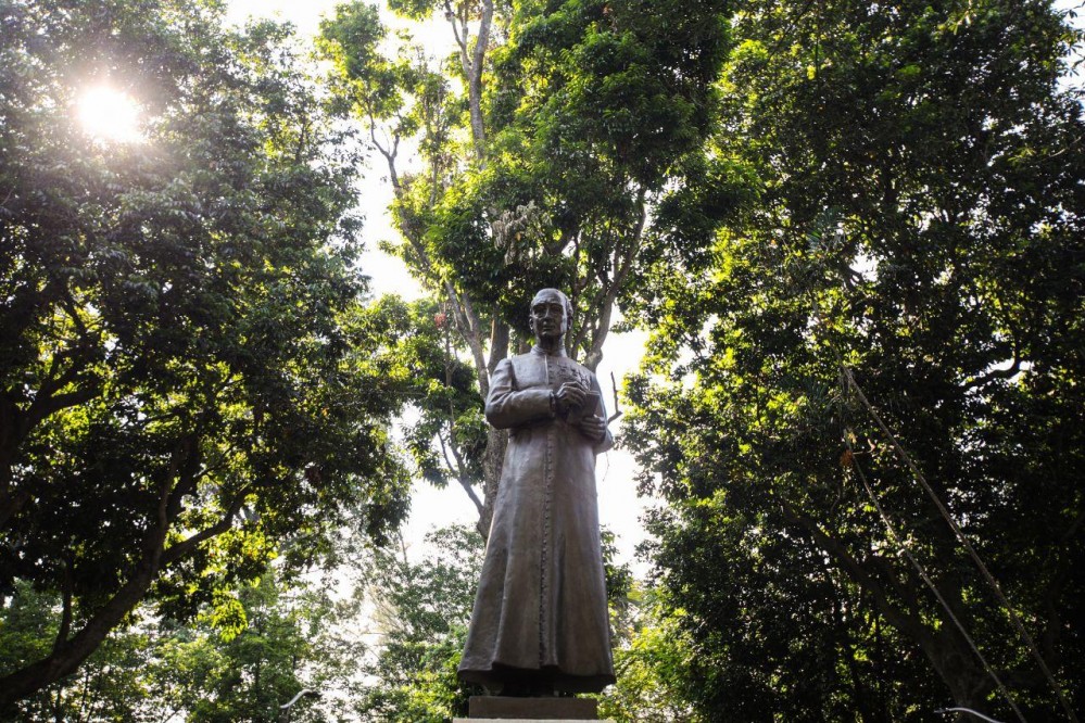 Patung Pastor Verbraak di Taman Maluku (Foto: humas.bandung.go.id) Patung Pastor Verbraak di Taman Maluku (Foto: humas.bandung.go.id)