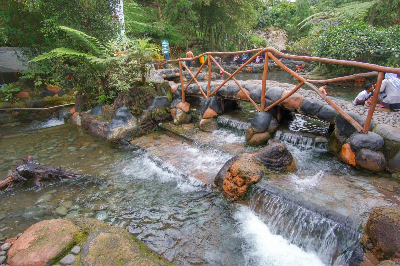 Pemandian air panas Sari Ater (Foto: pergidulu.com) Pemandian air panas Sari Ater (Foto: pergidulu.com)