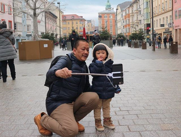 Irfan Setiaputra swafoto dengan cucunya sat libutan ke Eropa. (Foto: Instagram/@setiaputrairfan) Irfan Setiaputra swafoto dengan cucunya sat libutan ke Eropa. (Foto: Instagram/@setiaputrairfan)