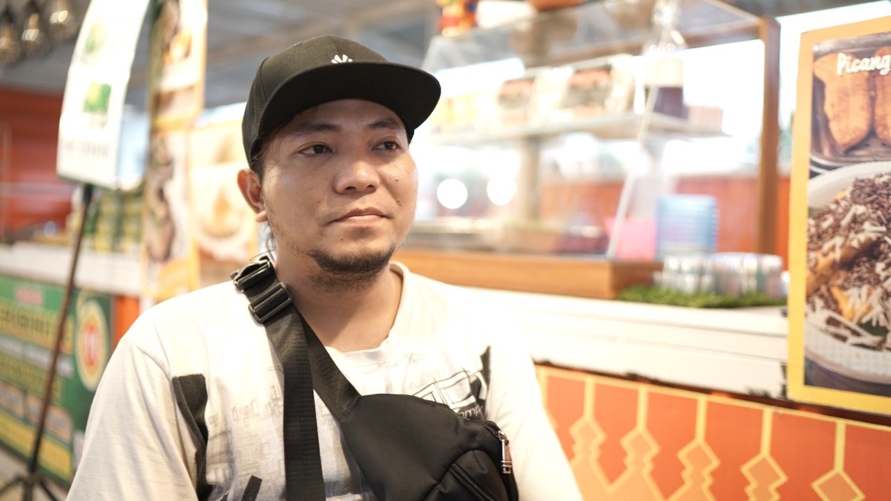 Agus Salim, generasi ketiga yang menjalankan usaha legendaris Ketan Susu Kemayoran (Foto: Sapta Priwasana/GenPI.co) Agus Salim, generasi ketiga yang menjalankan usaha legendaris Ketan Susu Kemayoran (Foto: Sapta Priwasana/GenPI.co)