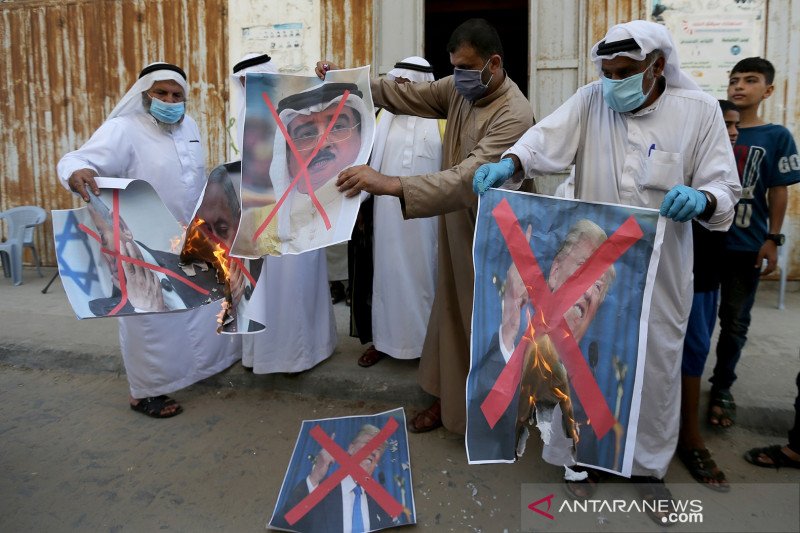 Warga Palestina membakar foto mirip Presiden Amerika Serikat Donald Trump, Perdana Menteri Israel Benjamin Netanyahu dan Raja Bahrain Hamad bin Isa Al Khalifa saat protes atas keputusan Bahrain untuk memulihkan hubungan dengan Israel, di pusat Jalur Gaza, Warga Palestina membakar foto mirip Presiden Amerika Serikat Donald Trump, Perdana Menteri Israel Benjamin Netanyahu dan Raja Bahrain Hamad bin Isa Al Khalifa saat protes atas keputusan Bahrain untuk memulihkan hubungan dengan Israel, di pusat Jalur Gaza,