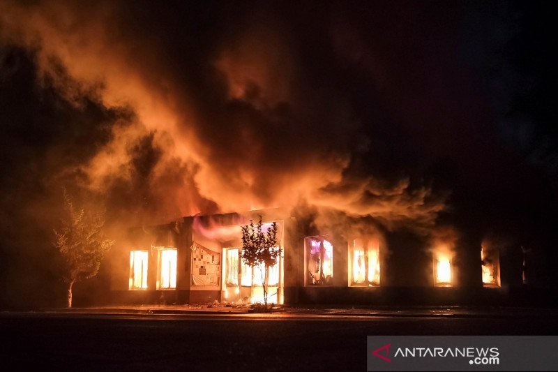 Sebuah toko terbakar menyusul penembakan meriam yang terjadi baru-baru ini saat konflik militer atas daerah yang memisahkan diri Nagorno-Karabakh di Stepanakert, Sabtu (3/10). (Foto: Antara/Reuters/Gor Kroyan) Sebuah toko terbakar menyusul penembakan meriam yang terjadi baru-baru ini saat konflik militer atas daerah yang memisahkan diri Nagorno-Karabakh di Stepanakert, Sabtu (3/10). (Foto: Antara/Reuters/Gor Kroyan)