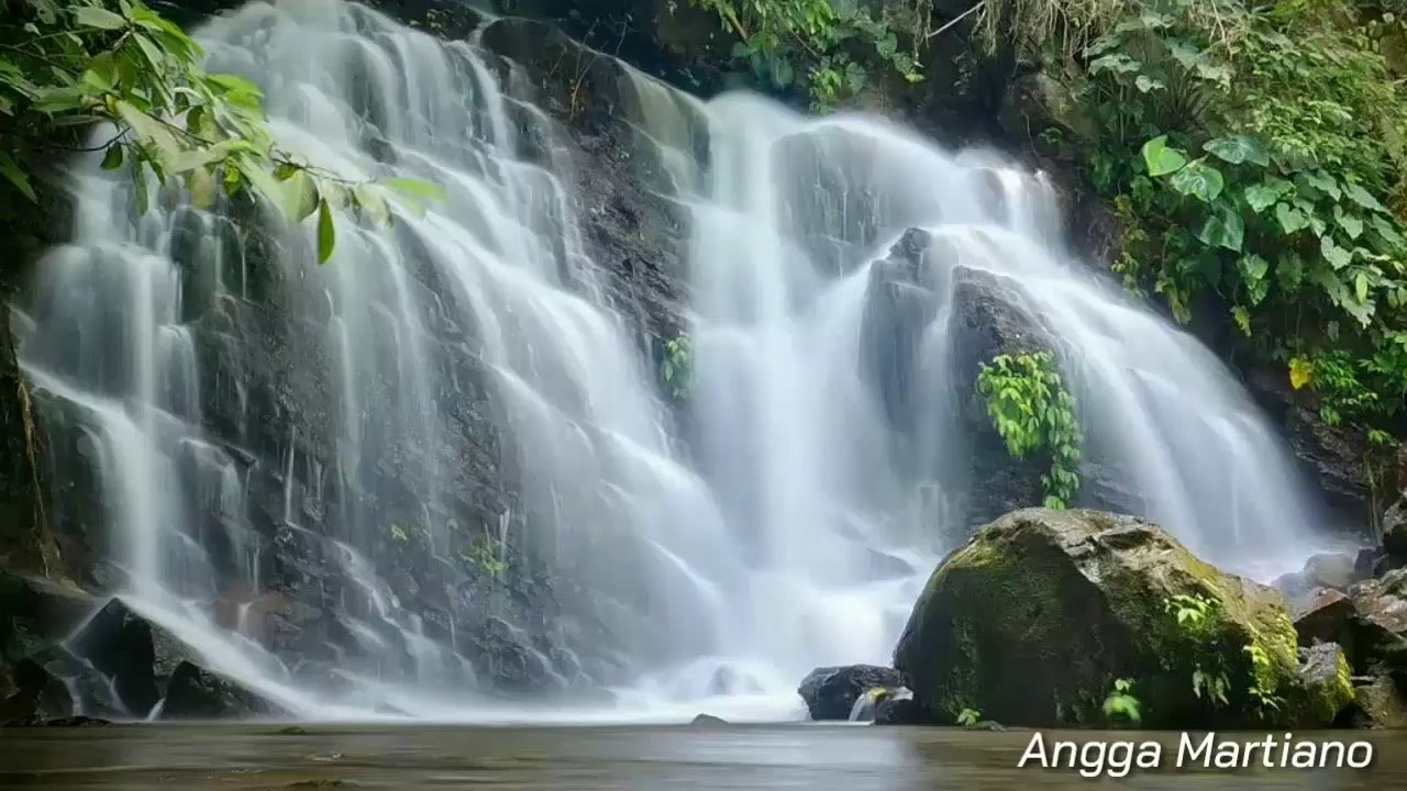 Curug Ciputrawangi di Sumedang. (Foto: YouTube/Angga Martiano) Curug Ciputrawangi di Sumedang. (Foto: YouTube/Angga Martiano)