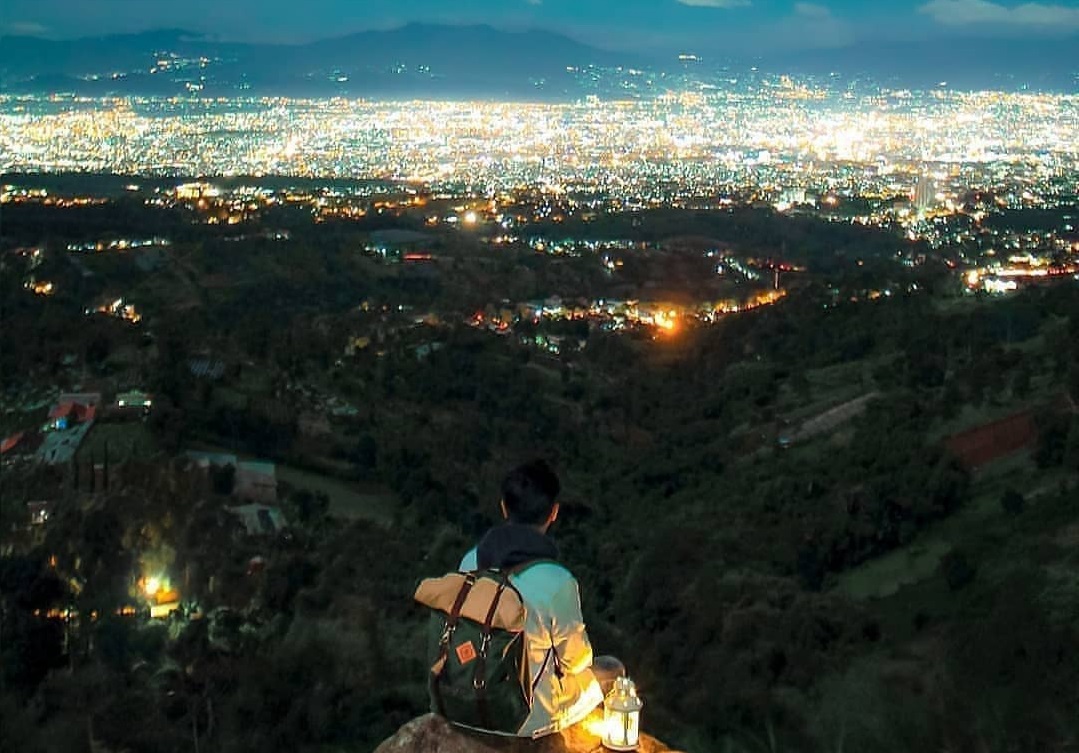 Gunung Batu (Foto: Instagram/@pryaji) Gunung Batu (Foto: Instagram/@pryaji)