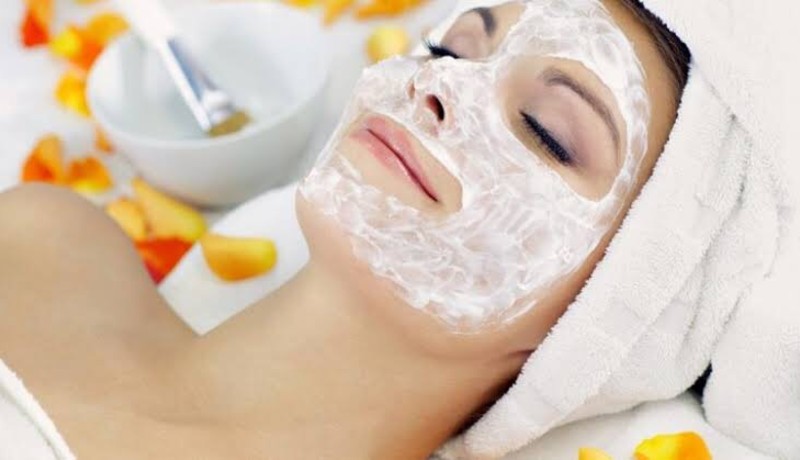 Ilustrasi: Perempuan menggunakan masker daun kelor (foto : boldsky) Ilustrasi: Perempuan menggunakan masker daun kelor (foto : boldsky)