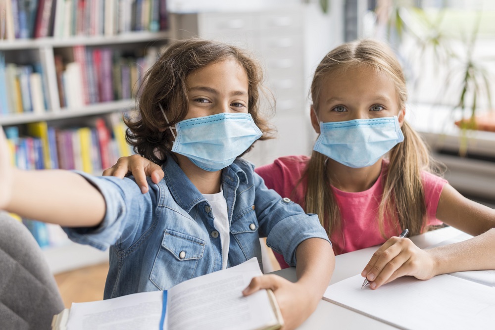Ilustrasi anak menggunakan masker (Foto: Freepik) Ilustrasi anak menggunakan masker (Foto: Freepik)