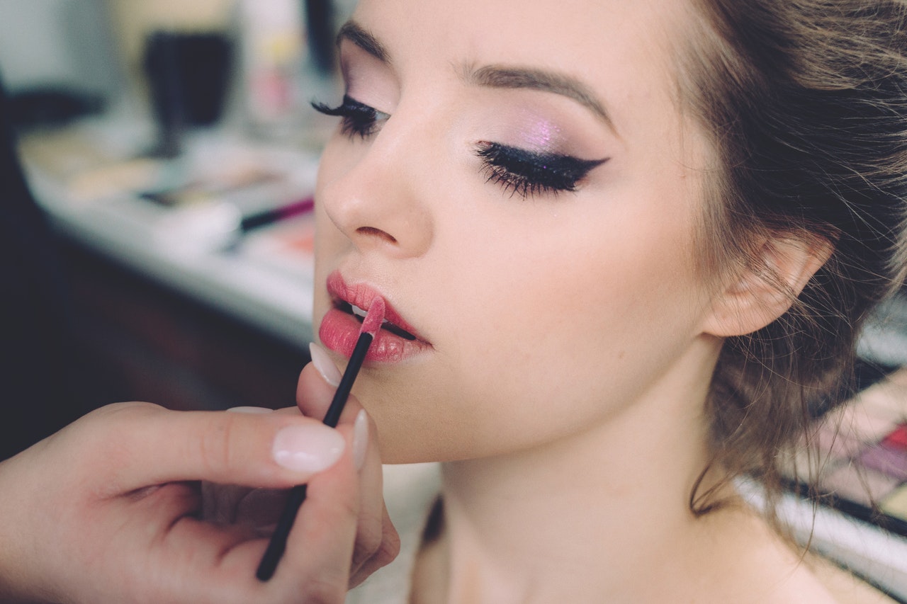 Hindari make up bikin wajah tua. (Foto : Koinworks) Hindari make up bikin wajah tua. (Foto : Koinworks)