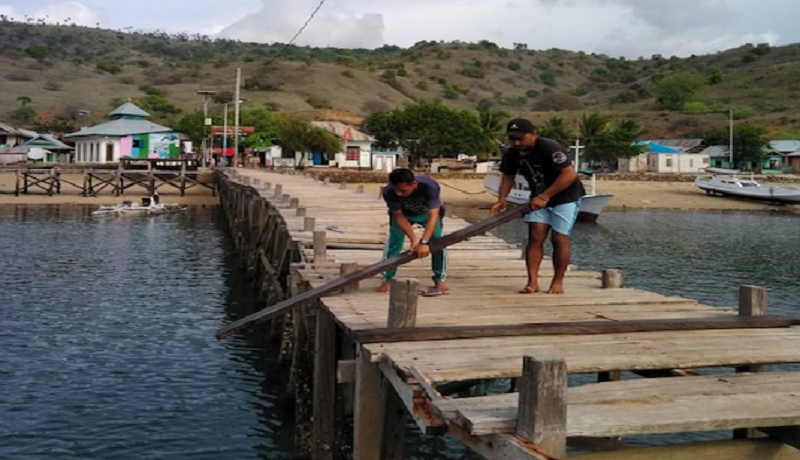 Kondisi Dermaga Komodo yang rusak. Foto: Akbar for GenPI. Kondisi Dermaga Komodo yang rusak. Foto: Akbar for GenPI.