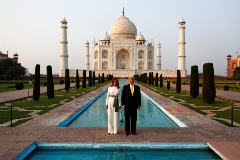 Presiden AS Donald Trump dan first lady Melania Trump berpose di depan bangunan bersejarah Taj Mahal, di Agra, India, Senin (24/2/2020). (Foto: Antara/Reuters) Presiden AS Donald Trump dan first lady Melania Trump berpose di depan bangunan bersejarah Taj Mahal, di Agra, India, Senin (24/2/2020). (Foto: Antara/Reuters)