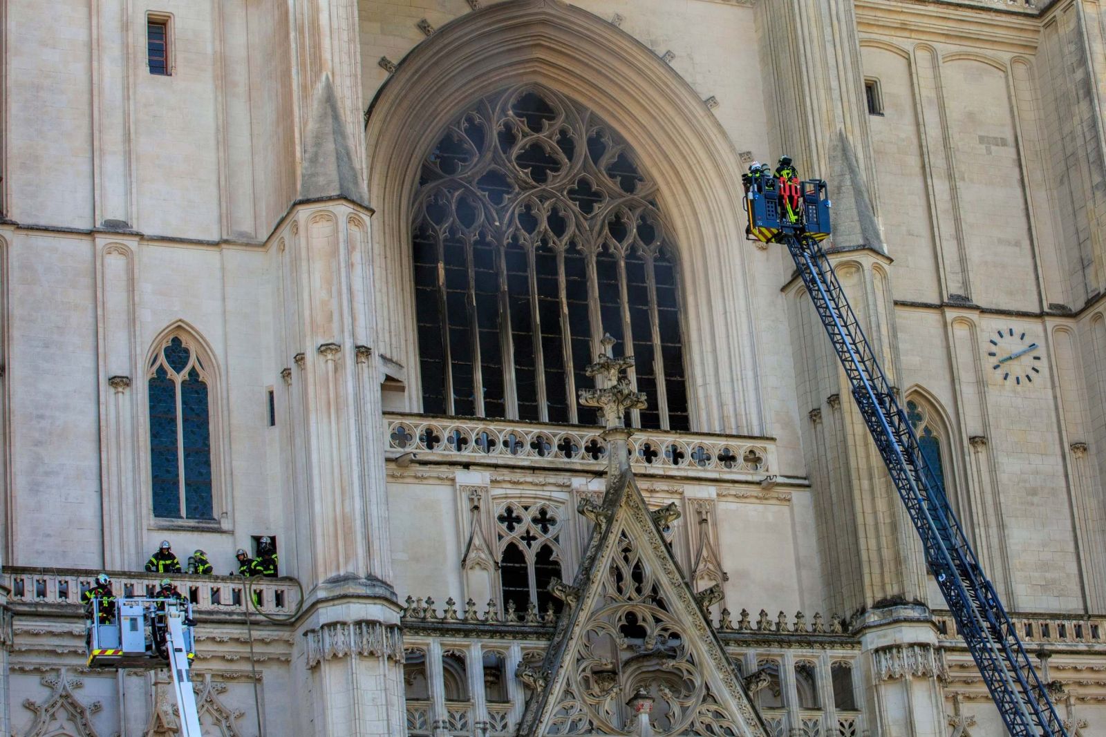 Petugas kebakaran sedang memadamkan api yang di Katedral Nantes. (Foto: Standart Evening/Reuters) Petugas kebakaran sedang memadamkan api yang di Katedral Nantes. (Foto: Standart Evening/Reuters)