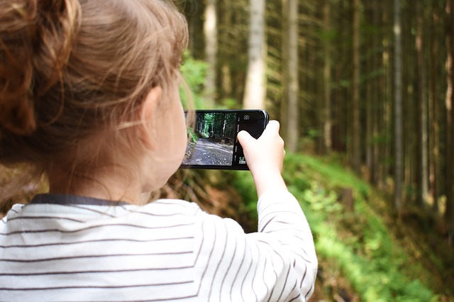 Ilistrasi anak berbai smartphone. (Foto: Elements Envato) Ilistrasi anak berbai smartphone. (Foto: Elements Envato)