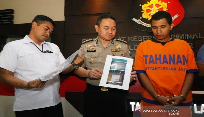 Kabid Humas Polda Jatim Kombes Pol Trunoyudo Wisnu Andiko (tengah) saat menunjukkan barang bukti dan pelaku penipuan yang mencatut nama Joko Widodo di Mapolda setempat di Surabaya, Selasa (21/1). Foto: Antara Kabid Humas Polda Jatim Kombes Pol Trunoyudo Wisnu Andiko (tengah) saat menunjukkan barang bukti dan pelaku penipuan yang mencatut nama Joko Widodo di Mapolda setempat di Surabaya, Selasa (21/1). Foto: Antara