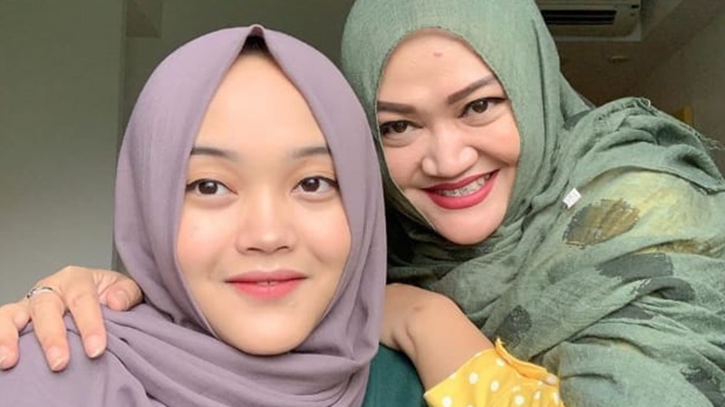 Putri Delina dan ibunda, Lina (foto: SC IG @putridelinaa) Putri Delina dan ibunda, Lina (foto: SC IG @putridelinaa)