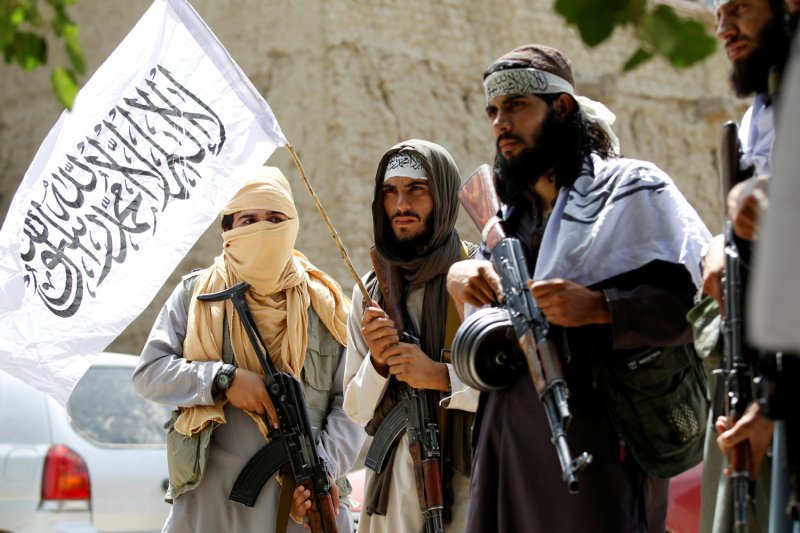 Taliban merayakan gencatan senjata di Distrik Ghanikhel di Provinsi Nangarhar, Afghanistan. Gambar diambil pada 16 Juni, 2018. (Foto: Antara/Reuters/Parwiz) Taliban merayakan gencatan senjata di Distrik Ghanikhel di Provinsi Nangarhar, Afghanistan. Gambar diambil pada 16 Juni, 2018. (Foto: Antara/Reuters/Parwiz)