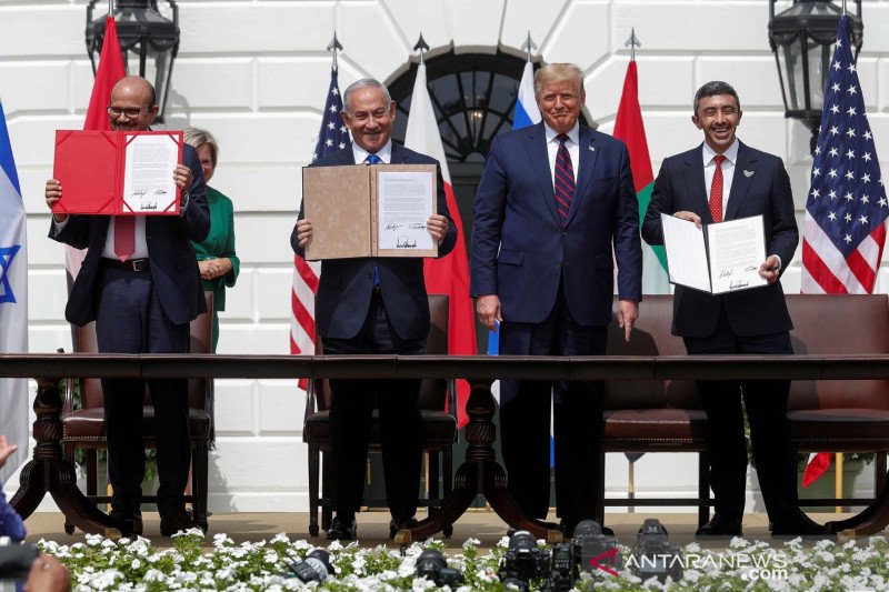 Penandatanganan kesepakatan normalisasi Israel, Bahrain dan Israel di Halaman Selatan Gedung Putih, Washington, Amerika Serikat, Selasa (15/9). Sudan kini bergabung bersama mereka. (Foto: Antara/Reuters//Tom Brenner/AWW/djo) Penandatanganan kesepakatan normalisasi Israel, Bahrain dan Israel di Halaman Selatan Gedung Putih, Washington, Amerika Serikat, Selasa (15/9). Sudan kini bergabung bersama mereka. (Foto: Antara/Reuters//Tom Brenner/AWW/djo)