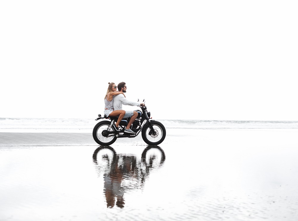 Ilistrasi sepasang anak muda naik motor. (Foto: JohanJK/ Elements Envato) Ilistrasi sepasang anak muda naik motor. (Foto: JohanJK/ Elements Envato)