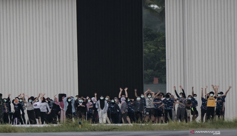 Sejumlah Warga Negara Indonesia (WNI) yang dievakuasi dari Wuhan, Hubei, China di observasi di pangkalan udara, Natuna, Kepri. Foto: Antara Sejumlah Warga Negara Indonesia (WNI) yang dievakuasi dari Wuhan, Hubei, China di observasi di pangkalan udara, Natuna, Kepri. Foto: Antara