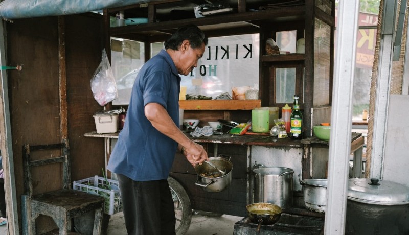 Pak Sis meracik semangkok Kikil Hot (Foto: Octavianus Haris) Pak Sis meracik semangkok Kikil Hot (Foto: Octavianus Haris)