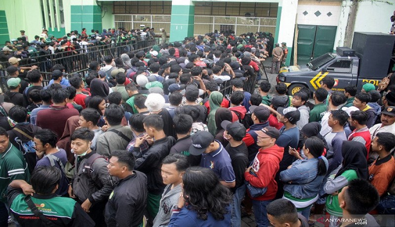 Ribuan bonek mengantre untuk membeli tiket final pertandingan Piala Gubernur Jawa Timur di Gelora Delta, Sidoarjo, Jawa Timur, Kamis (20/2). Foto: Antara Ribuan bonek mengantre untuk membeli tiket final pertandingan Piala Gubernur Jawa Timur di Gelora Delta, Sidoarjo, Jawa Timur, Kamis (20/2). Foto: Antara