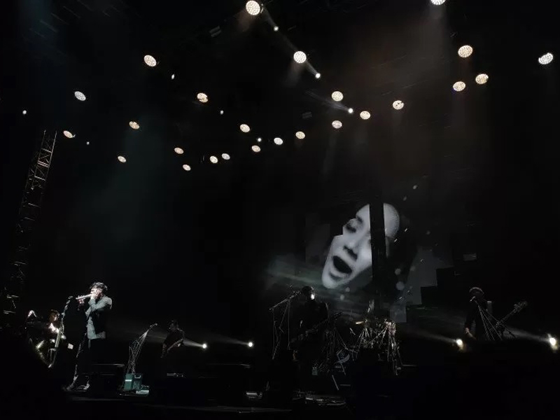 Para penonton Love Fest 2020 mendadak baper gara-gara Ariel Noah memberikan persembahan kepada Bunga Citra Lestari. Foto: Antara Para penonton Love Fest 2020 mendadak baper gara-gara Ariel Noah memberikan persembahan kepada Bunga Citra Lestari. Foto: Antara