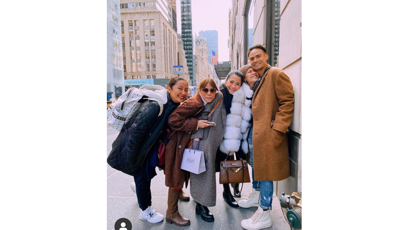 BCL begitu nyaman menyandarkan kepalanya di bahu Ashraf saat berada di New York (foto: SC IG @bclsinclair) BCL begitu nyaman menyandarkan kepalanya di bahu Ashraf saat berada di New York (foto: SC IG @bclsinclair)