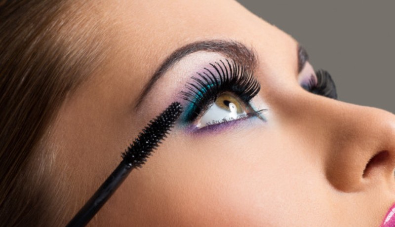 ilustrasi : wanita menggunakan maskara ( foto : Pixabay ) ilustrasi : wanita menggunakan maskara ( foto : Pixabay )