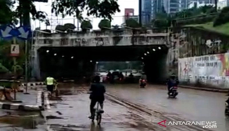Pengendara melintas di terowongan Tol Cawang, Jakarta Timur, setelah otoritas terkait membuka blokade jalan usai banjir surut akibat dinding saluran jebol, Minggu (23/2). Foto: Antara Pengendara melintas di terowongan Tol Cawang, Jakarta Timur, setelah otoritas terkait membuka blokade jalan usai banjir surut akibat dinding saluran jebol, Minggu (23/2). Foto: Antara