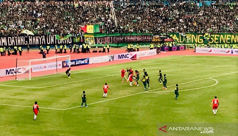 Pertandingan final piala Gubernur Jawa Timur antara Persebaya Vs Persija Jakarta di Stadion Delta Sidoarjo, Kamis (20/2). Foto: Antara Pertandingan final piala Gubernur Jawa Timur antara Persebaya Vs Persija Jakarta di Stadion Delta Sidoarjo, Kamis (20/2). Foto: Antara