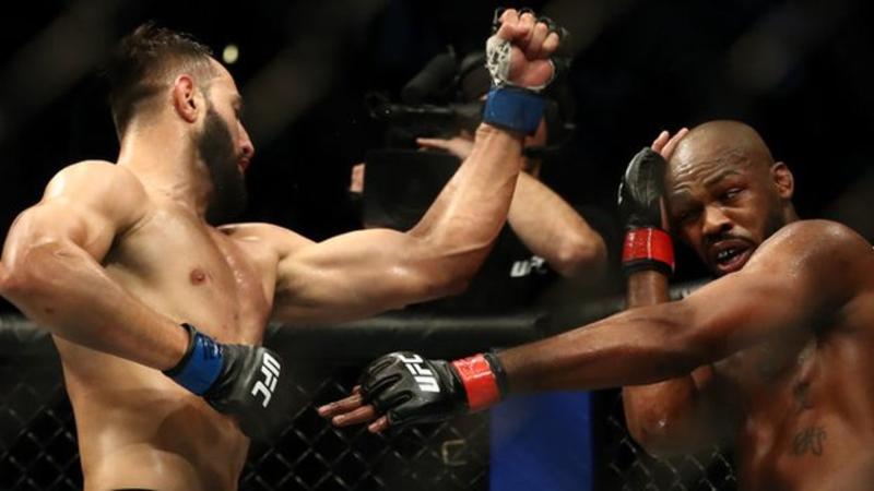 Jon Jones berhasil mengalahkan Dominick Reyes pada UFC 247 di Toyota Center, Texas, Minggu (9/2) WIB. Foto: BBC Jon Jones berhasil mengalahkan Dominick Reyes pada UFC 247 di Toyota Center, Texas, Minggu (9/2) WIB. Foto: BBC