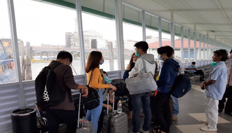 Penumpang pelabuhan Internasional Sri Bintan Pura Tanjungpinang, Kepri mengenakan masker sejak merebaknya virus corona. Foto: Antara Penumpang pelabuhan Internasional Sri Bintan Pura Tanjungpinang, Kepri mengenakan masker sejak merebaknya virus corona. Foto: Antara