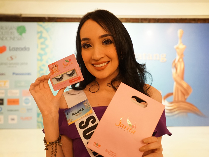 Finalis Puteri Indonesia 2020 Meghna Sharma memuji kualitas premium eyeslashes dari Sarita Beauty. Foto: Sapta Inong/GenPI.Co Finalis Puteri Indonesia 2020 Meghna Sharma memuji kualitas premium eyeslashes dari Sarita Beauty. Foto: Sapta Inong/GenPI.Co